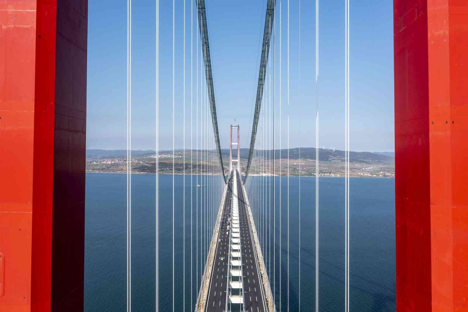 1915 Çanakkale Köprüsü’nden davul çalarak geçti Tekirdağ’dan Çanakkale’ye gelen davul virtüözü Ahmet Çelik, 1915 Çanakkale Köprüsü’nden Avrupa yakasından davul çalarak ve Çanakkale Türküsünü ...