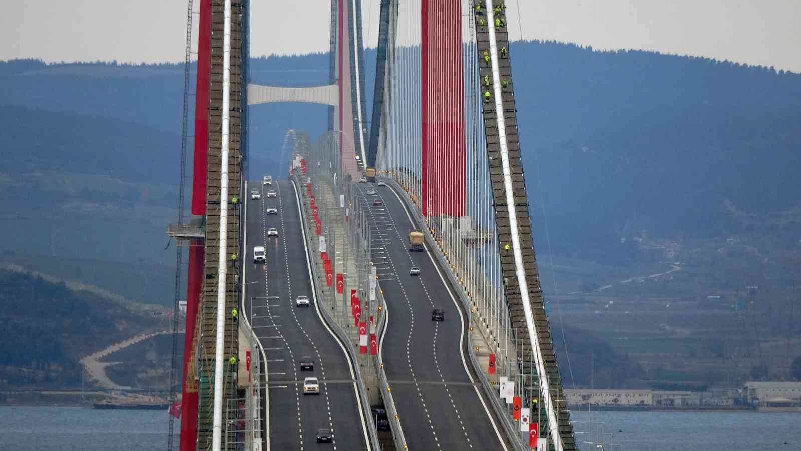 1915 Çanakkale Köprüsü’nden davul çalarak geçti Tekirdağ’dan Çanakkale’ye gelen davul virtüözü Ahmet Çelik, 1915 Çanakkale Köprüsü’nden Avrupa yakasından davul çalarak ve Çanakkale Türküsünü ...