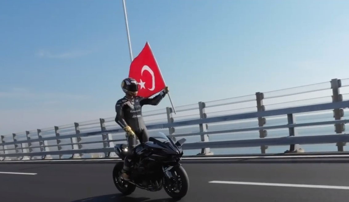 1915 Çanakkale Köprüsü’nden rüzgar gibi geçtiler Türkiye Motosiklet Federasyonu Milli Takımlar Kaptanı Kenan Sofuoğlu ile Dünya Superbike Şampiyonu Toprak Razgatlıoğlu, 1915 Çanakkale Köprüsü ...