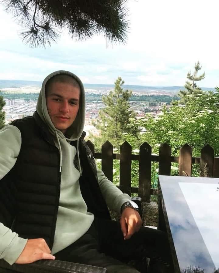 20 yaşındaki genç kansere yenik düştü Sakarya’nın Kaynarca ilçesinde yaşayan 20 yaşındaki genç iki yıldır savaştığı kansere yenik düştü. Kaynarca ilçesi Büyükyanık Mahallesinde ailesi ...