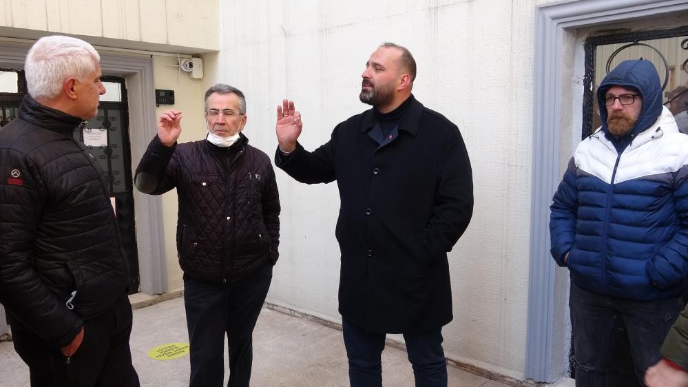 3 bin konutlu sitedeki yeni yönetimden karşı hamle Bursa’da 3 bin kişinin yaşadığı sitede paralarla kaçtığı iddia edilen eski yönetici; site yönetimine gitmiş ve tartışma çıkmıştı. Eski ...