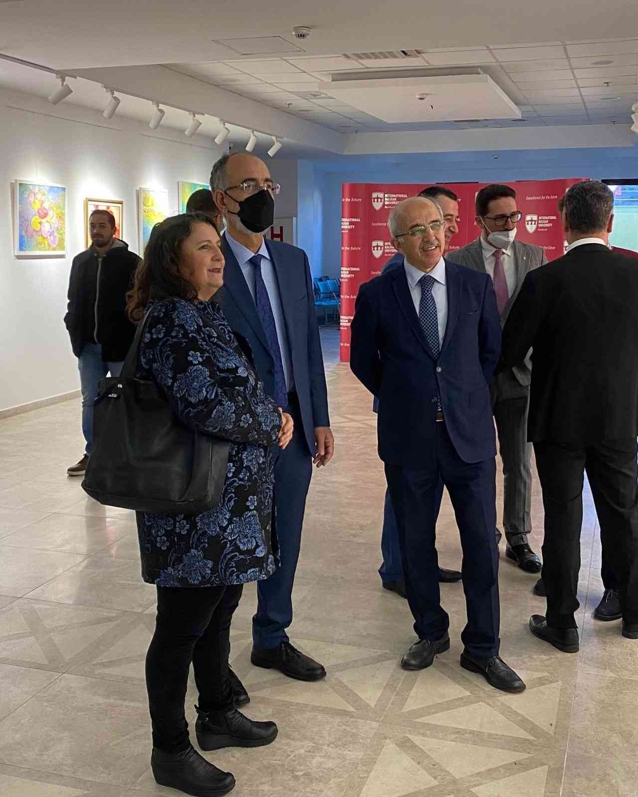 3 üniversite ve 3 ülke sanat için bu kez Makedonya’da bir araya geldi Türkiye, Kuzey Makedonya ve Sırbistan’dan üniversite öğrencilerine ait eserlerden oluşan serginin ikincisi Uluslararası Balkan Üniversitesi 365 ...