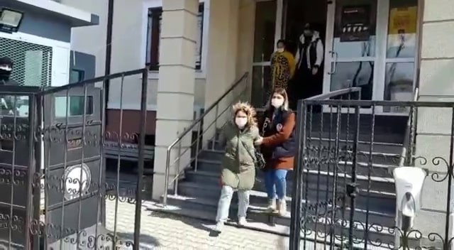 4 ayrı evden 200 bin lira değerinde ziynet eşyası ve para çaldılar Sakarya’da 4 evden yaklaşık 200 bin lira değerinde ziynet eşyası ve para çaldığı belirlenen 3 şüpheliden biri tutuklandı. Şüphelilerin Bursa ve ...