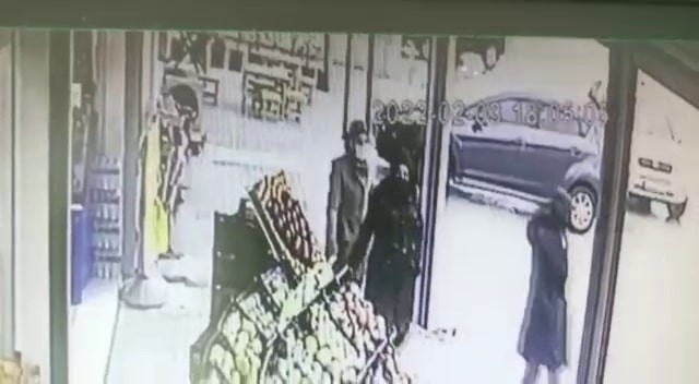 4 ayrı evden 200 bin lira değerinde ziynet eşyası ve para çaldılar Sakarya’da 4 evden yaklaşık 200 bin lira değerinde ziynet eşyası ve para çaldığı belirlenen 3 şüpheliden biri tutuklandı. Şüphelilerin Bursa ve ...