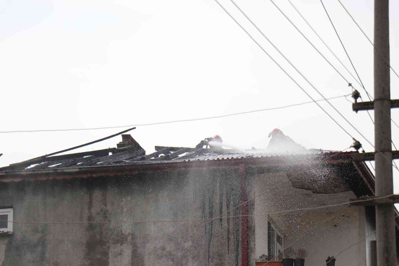 4 katlı binanın çatısı alev alev yandı Sakarya’nın Arifiye ilçesinde 4 katlı binanın çatısında çıkan yangın ilçenin dört bir yanından görüldü. Bina sakinleri, itfaiyenin yangına ...