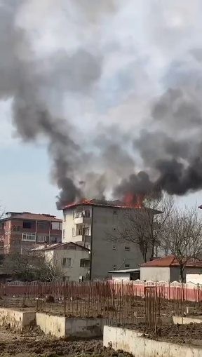 4 katlı binanın çatısı alev alev yandı Sakarya’nın Arifiye ilçesinde 4 katlı binanın çatısında çıkan yangın ilçenin dört bir yanından görüldü. Bina sakinleri, itfaiyenin yangına ...