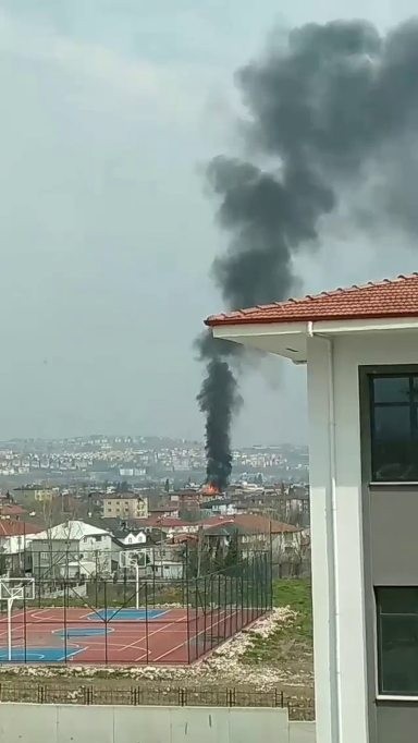 4 katlı binanın çatısı alev alev yandı Sakarya’nın Arifiye ilçesinde 4 katlı binanın çatısında çıkan yangın ilçenin dört bir yanından görüldü. Bina sakinleri, itfaiyenin yangına ...
