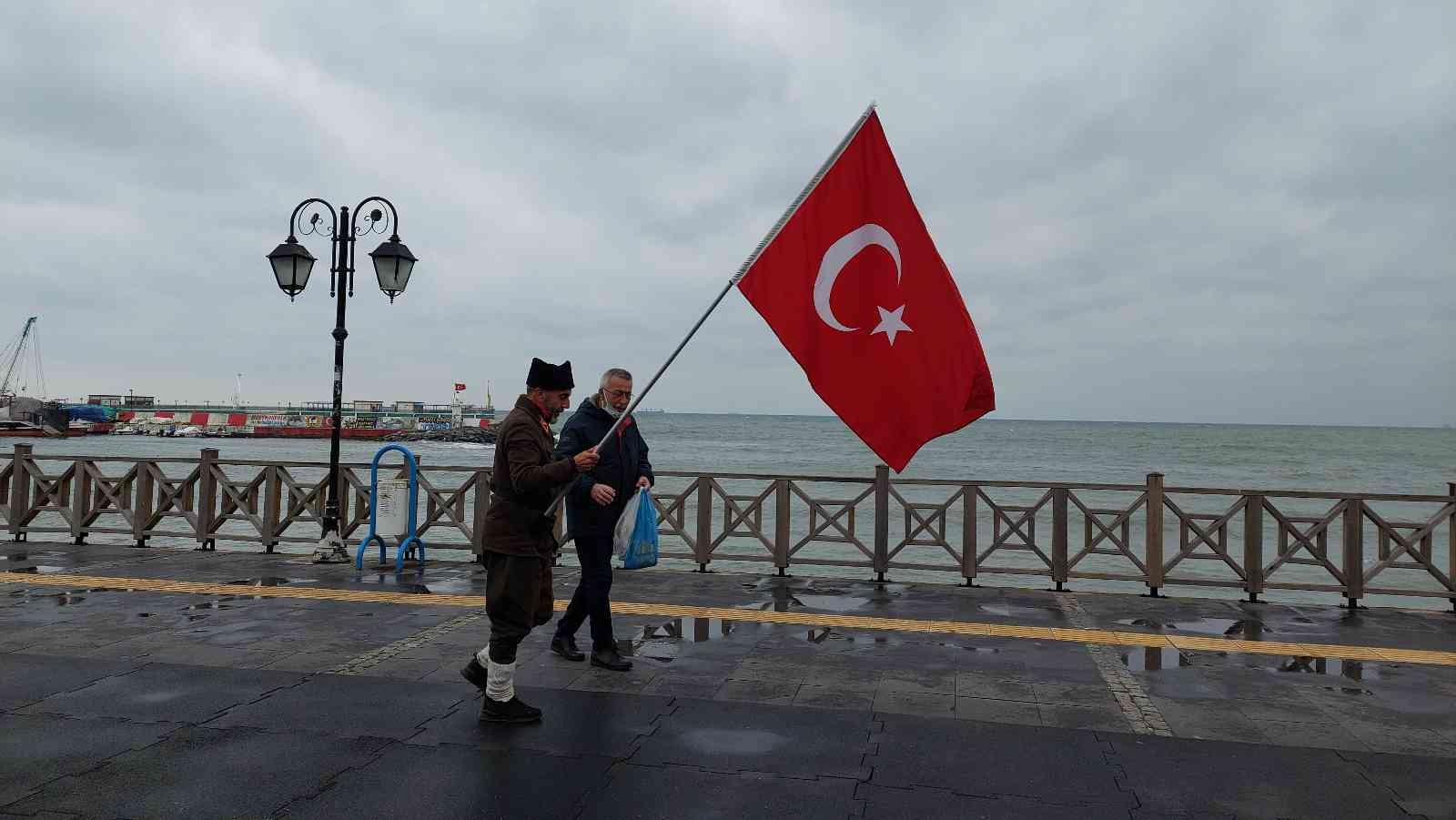 4 yıldır Türk bayrağıyla Çanakkale’ye yürüyor Çanakkale şehitleri için Türk bayrağıyla İstanbul’dan yola çıkan Saffet Gümüş, 4 günde Tekirdağ’a ulaştı. 55 yaşındaki Tokat 15’liler Derneği ...