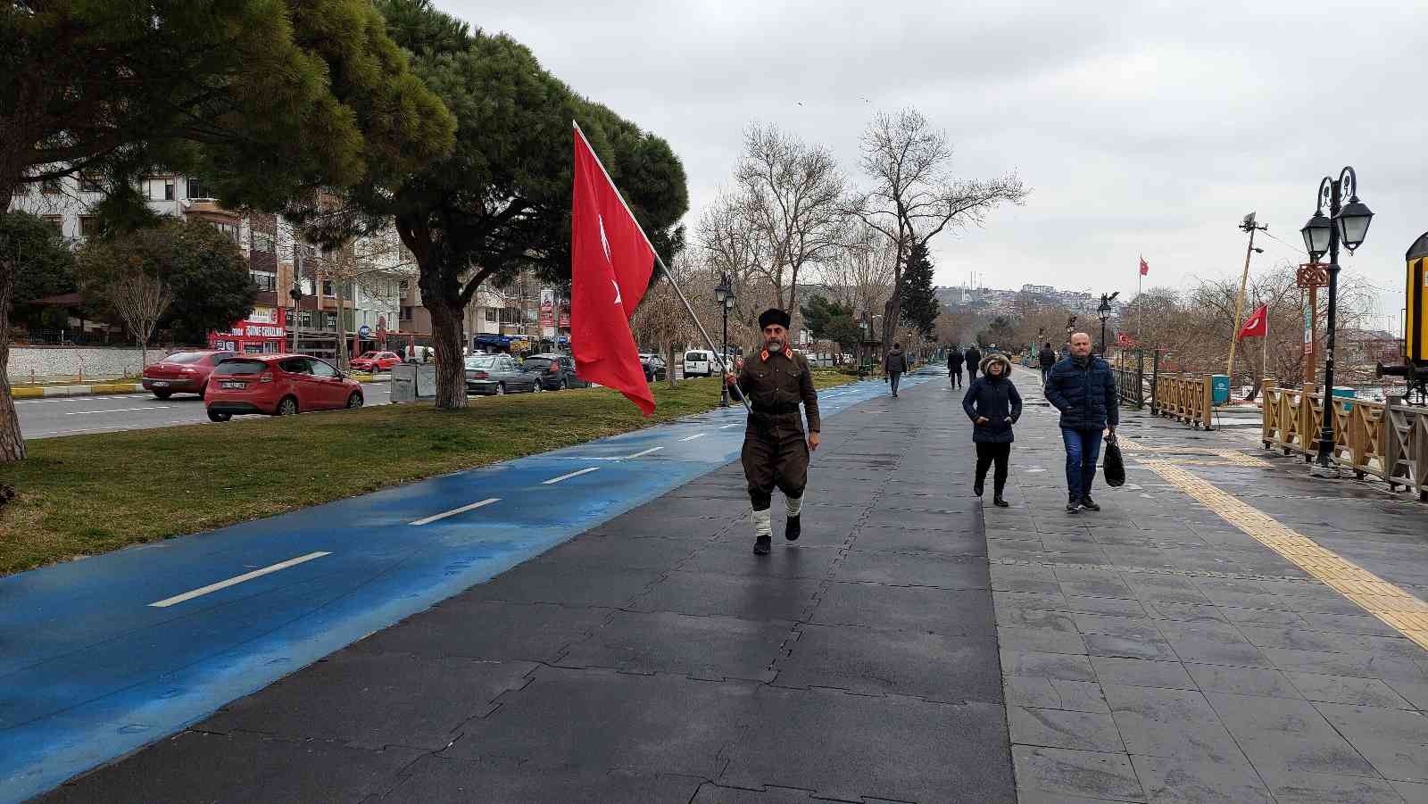 4 yıldır Türk bayrağıyla Çanakkale’ye yürüyor Çanakkale şehitleri için Türk bayrağıyla İstanbul’dan yola çıkan Saffet Gümüş, 4 günde Tekirdağ’a ulaştı. 55 yaşındaki Tokat 15’liler Derneği ...