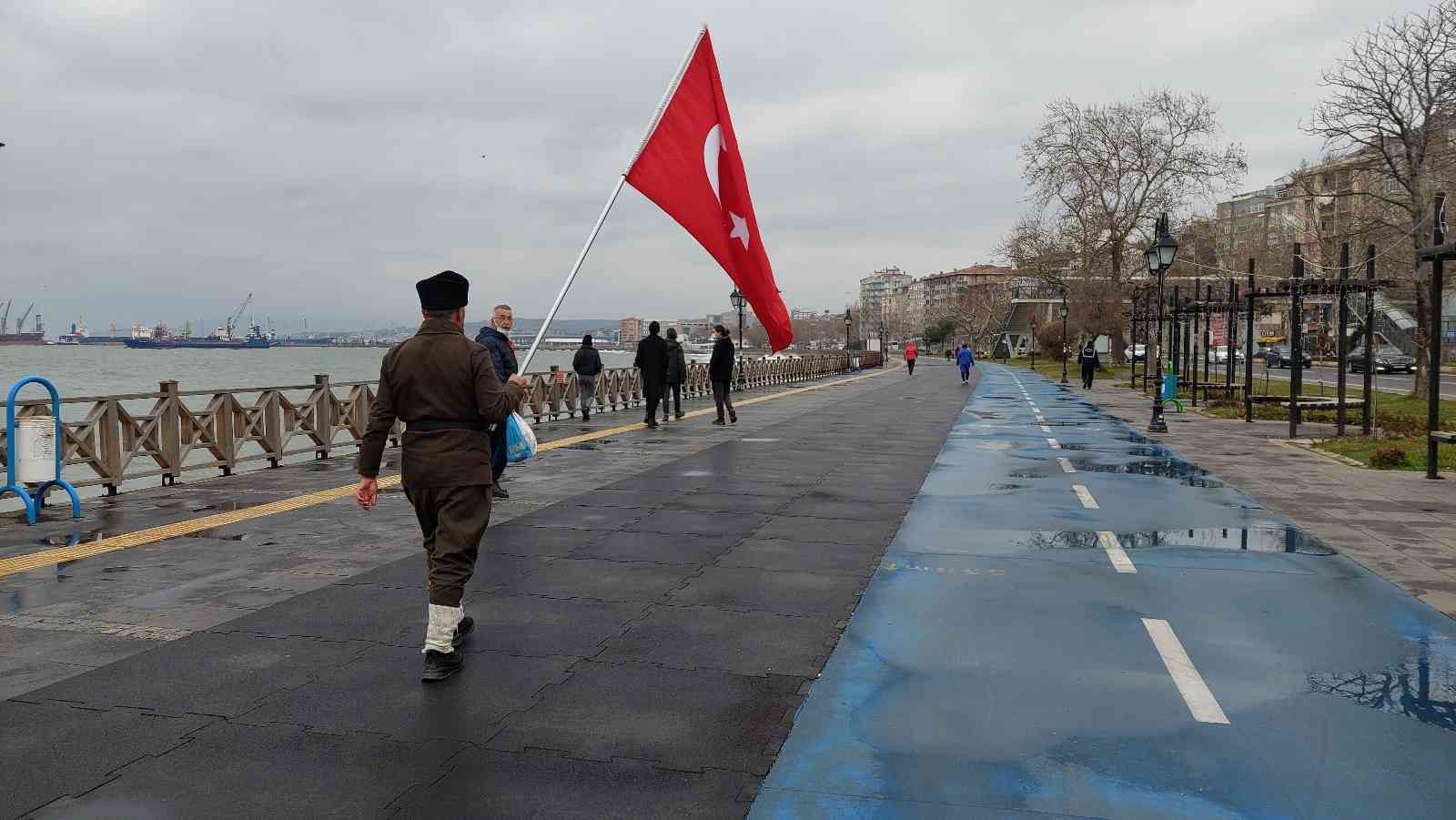 4 yıldır Türk bayrağıyla Çanakkale’ye yürüyor Çanakkale şehitleri için Türk bayrağıyla İstanbul’dan yola çıkan Saffet Gümüş, 4 günde Tekirdağ’a ulaştı. 55 yaşındaki Tokat 15’liler Derneği ...