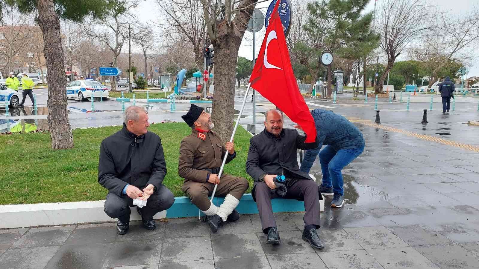 4 yıldır Türk bayrağıyla Çanakkale’ye yürüyor Çanakkale şehitleri için Türk bayrağıyla İstanbul’dan yola çıkan Saffet Gümüş, 4 günde Tekirdağ’a ulaştı. 55 yaşındaki Tokat 15’liler Derneği ...