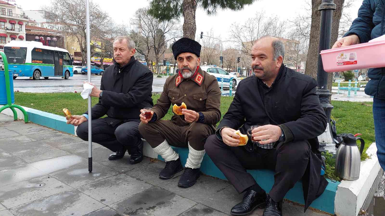 4 yıldır Türk bayrağıyla Çanakkale’ye yürüyor Çanakkale şehitleri için Türk bayrağıyla İstanbul’dan yola çıkan Saffet Gümüş, 4 günde Tekirdağ’a ulaştı. 55 yaşındaki Tokat 15’liler Derneği ...