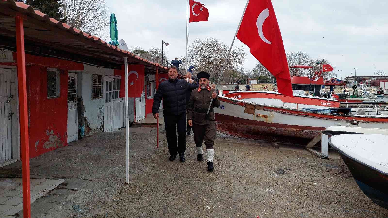 4 yıldır Türk bayrağıyla Çanakkale’ye yürüyor Çanakkale şehitleri için Türk bayrağıyla İstanbul’dan yola çıkan Saffet Gümüş, 4 günde Tekirdağ’a ulaştı. 55 yaşındaki Tokat 15’liler Derneği ...