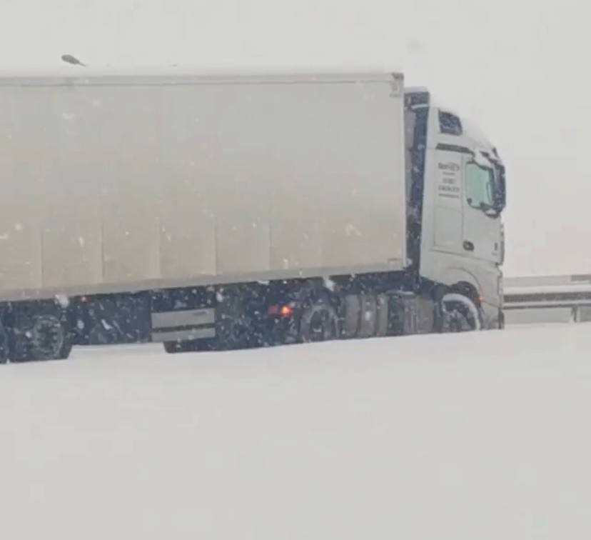 Bursa’da kar yağışı sonrası buzlanma sebebiyle yollar buz pistine dönerken, arazi aracı kayarak karşı yönden gelen halk otobüsüne kafadan çarptı ...