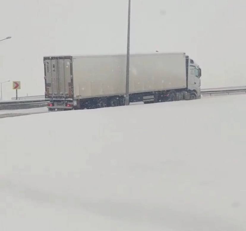 Bursa’da kar yağışı sonrası buzlanma sebebiyle yollar buz pistine dönerken, arazi aracı kayarak karşı yönden gelen halk otobüsüne kafadan çarptı ...