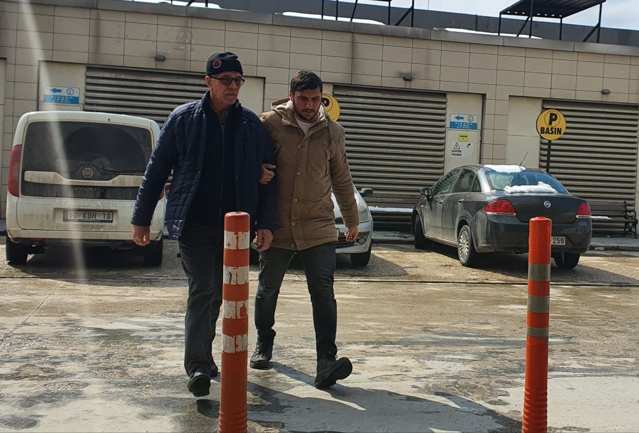 60 yaşındaki adam, genci bıçaklayarak öldürdü Bursa’nın İnegöl ilçesinde meydana gelen kavgada, sokak ortasında bıçaklanan genç hayatını kaybetti. Edinilen bilgiye göre, olay gece 02.00 ...