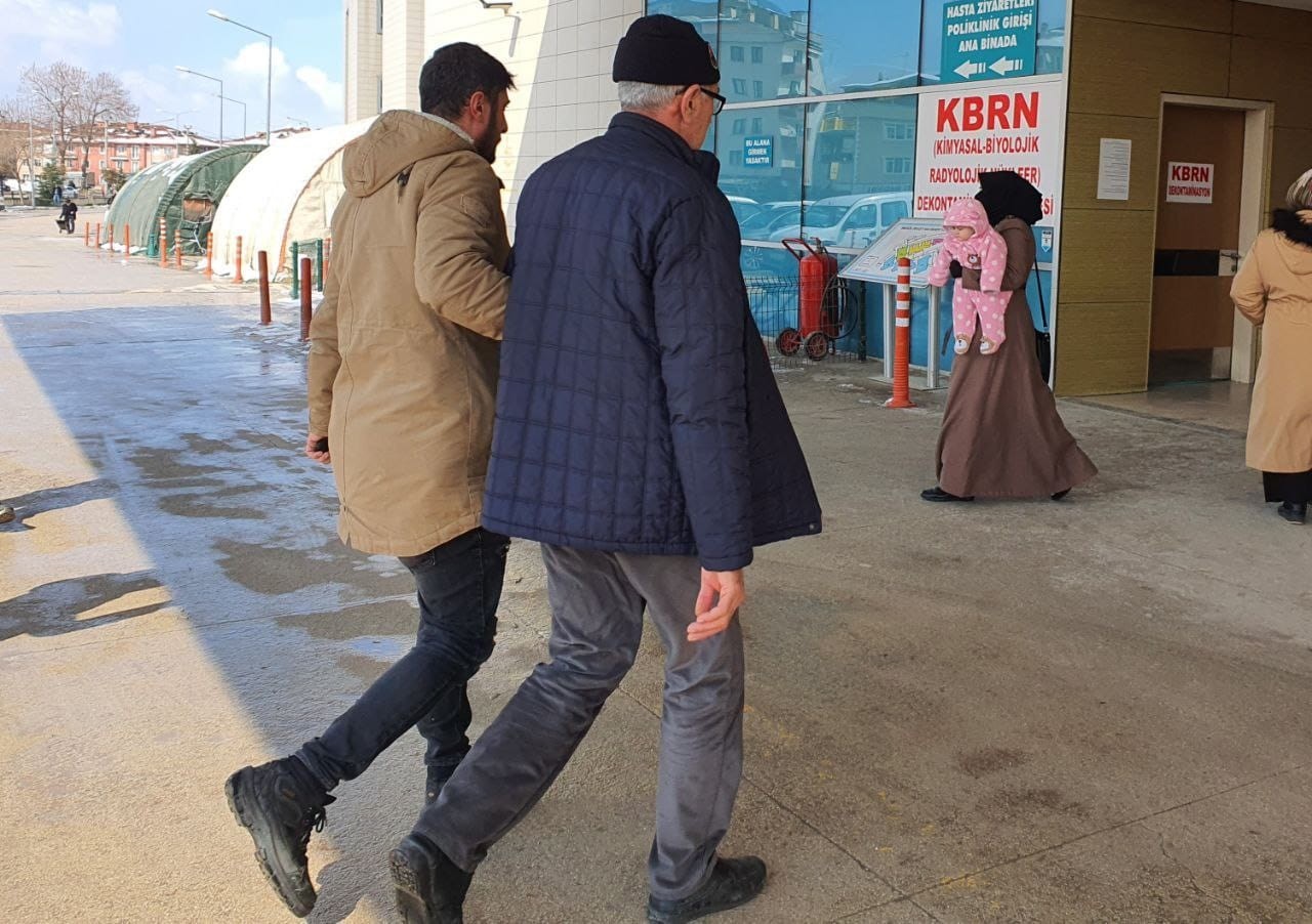 60 yaşındaki adam, genci bıçaklayarak öldürdü Bursa’nın İnegöl ilçesinde meydana gelen kavgada, sokak ortasında bıçaklanan genç hayatını kaybetti. Edinilen bilgiye göre, olay gece 02.00 ...