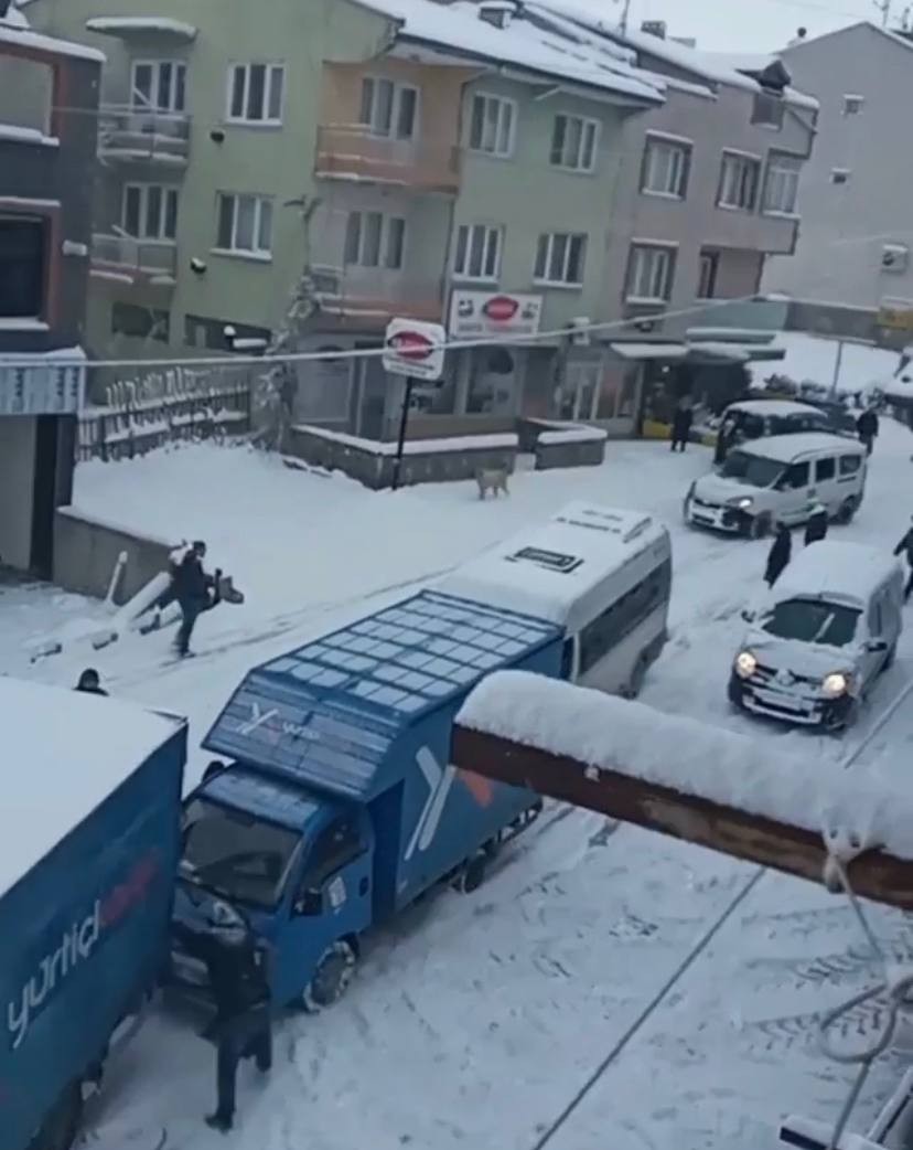 Bursa’da kar yağışı sonrası buzlanma sebebiyle yollar buz pistine dönerken, arazi aracı kayarak karşı yönden gelen halk otobüsüne kafadan çarptı ...