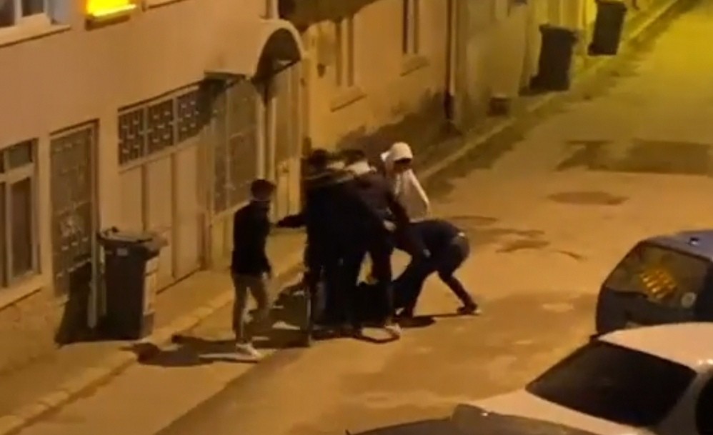 7 kişi 1 gence böyle saldırdı Bursa’nın İnegöl ilçesinde meydana gelen olayda 7 genç, laf attığını iddia ettikleri bir genci linç ettiler. O anlar amatör kameraya yansıdı ...