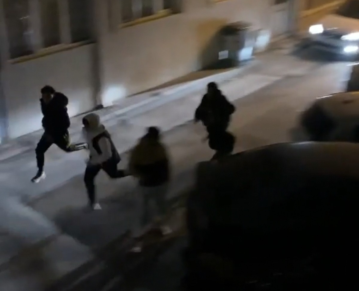 7 kişi 1 gence böyle saldırdı Bursa’nın İnegöl ilçesinde meydana gelen olayda 7 genç, laf attığını iddia ettikleri bir genci linç ettiler. O anlar amatör kameraya yansıdı ...