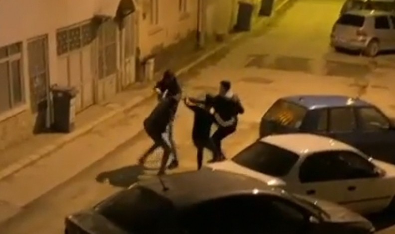 7 kişi 1 gence böyle saldırdı Bursa’nın İnegöl ilçesinde meydana gelen olayda 7 genç, laf attığını iddia ettikleri bir genci linç ettiler. O anlar amatör kameraya yansıdı ...