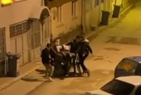 7 kişi 1 gence böyle saldırdı Bursa’nın İnegöl ilçesinde meydana gelen olayda 7 genç, laf attığını iddia ettikleri bir genci linç ettiler. O anlar amatör kameraya yansıdı ...