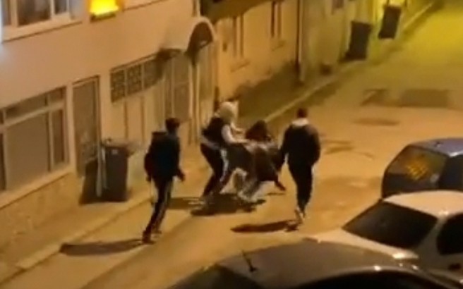 7 kişi 1 gence böyle saldırdı Bursa’nın İnegöl ilçesinde meydana gelen olayda 7 genç, laf attığını iddia ettikleri bir genci linç ettiler. O anlar amatör kameraya yansıdı ...