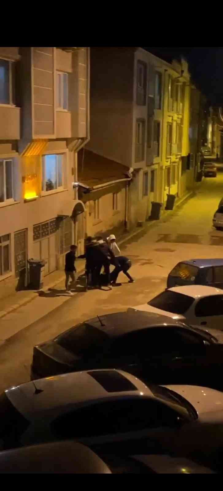 7 kişi 1 gence böyle saldırdı Bursa’nın İnegöl ilçesinde meydana gelen olayda 7 genç, laf attığını iddia ettikleri bir genci linç ettiler. O anlar amatör kameraya yansıdı ...