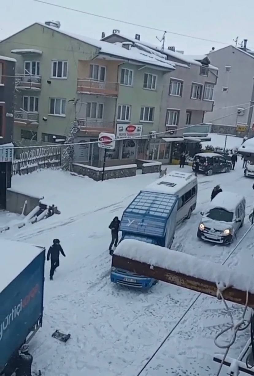 Bursa’da kar yağışı sonrası buzlanma sebebiyle yollar buz pistine dönerken, arazi aracı kayarak karşı yönden gelen halk otobüsüne kafadan çarptı ...