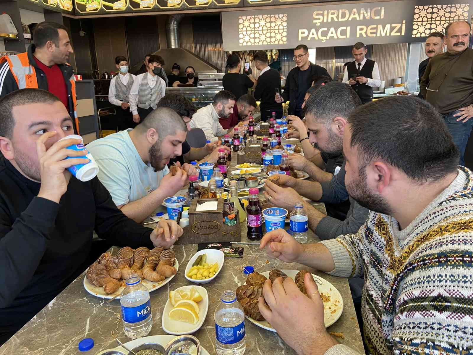 İstanbul Esenyurt’ta bir restoranda düzenlenen şırdan yarışması renkli görüntülere sahne oldu. Yoğun katılımla gerçekleşen yarışmayı 8 dakikada ...