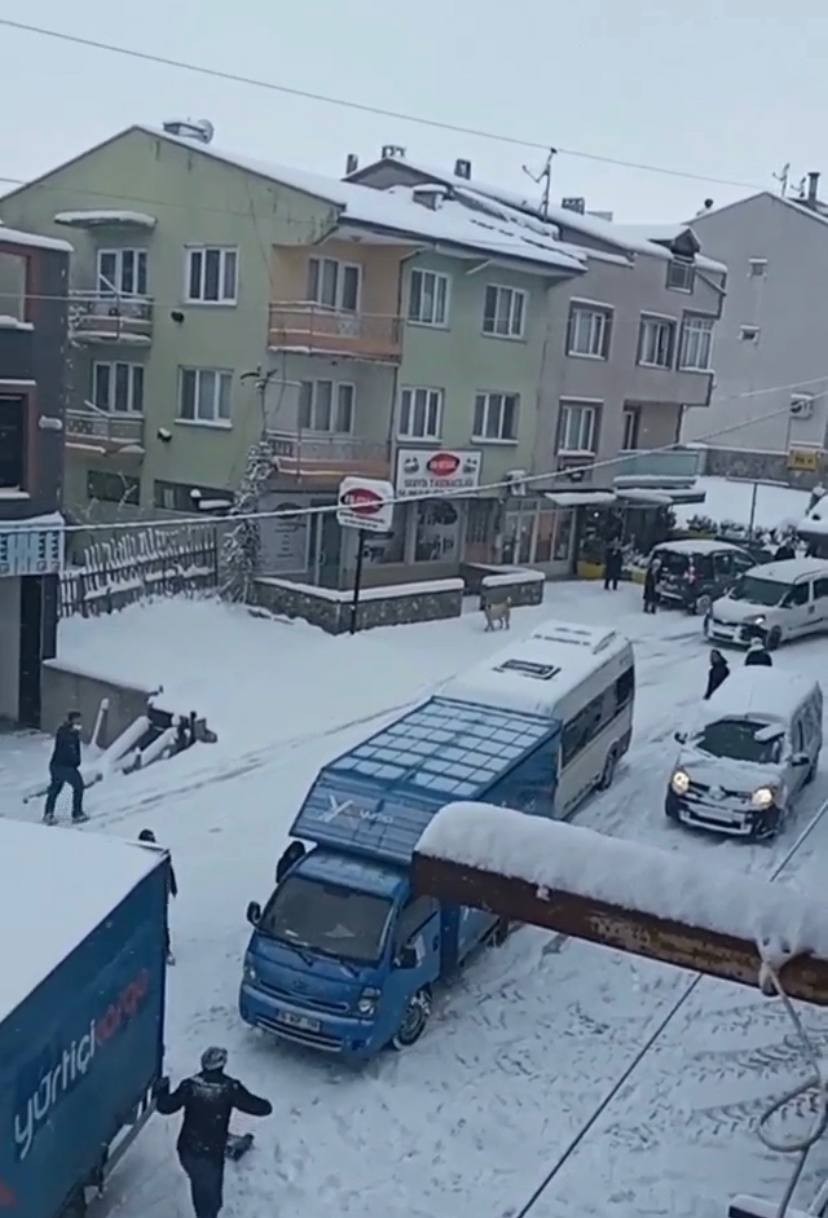 Bursa’da kar yağışı sonrası buzlanma sebebiyle yollar buz pistine dönerken, arazi aracı kayarak karşı yönden gelen halk otobüsüne kafadan çarptı ...