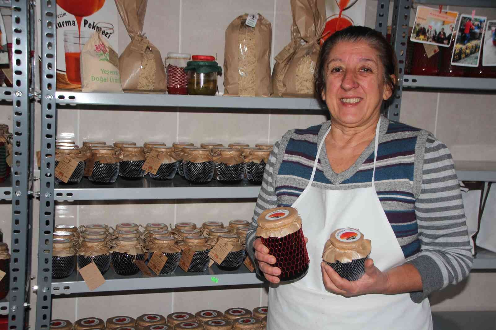 90 yıldır aynı yöntemle hurma pekmezi yapıyorlar Cennet hurması üreticisi Ayşe Nurcan Uçanok, Bilecik’te 90 yıl önce ataları ve dedelerinden bu güne kadar aynı yöntemle hurma pekmezi ...