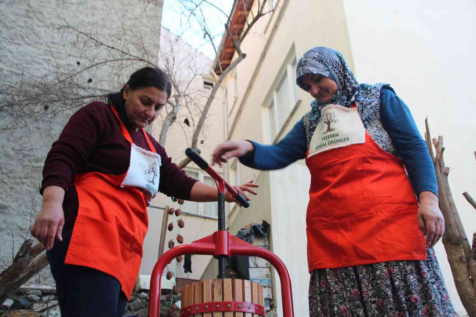 90 yıldır aynı yöntemle hurma pekmezi yapıyorlar Cennet hurması üreticisi Ayşe Nurcan Uçanok, Bilecik’te 90 yıl önce ataları ve dedelerinden bu güne kadar aynı yöntemle hurma pekmezi ...