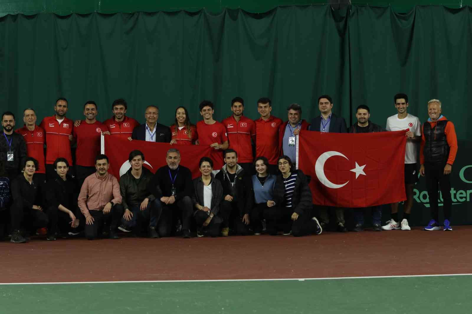A Milli Erkek Takımı’dan Davis Cup’ta tarihi başarı A Milli Erkek Tenis Takımı, 4-5 Mart tarihlerinde Özbekistan’ın başkenti Taşkent’te düzenlenen Davis Cup Dünya Grubu I Play-Off serisinde ...