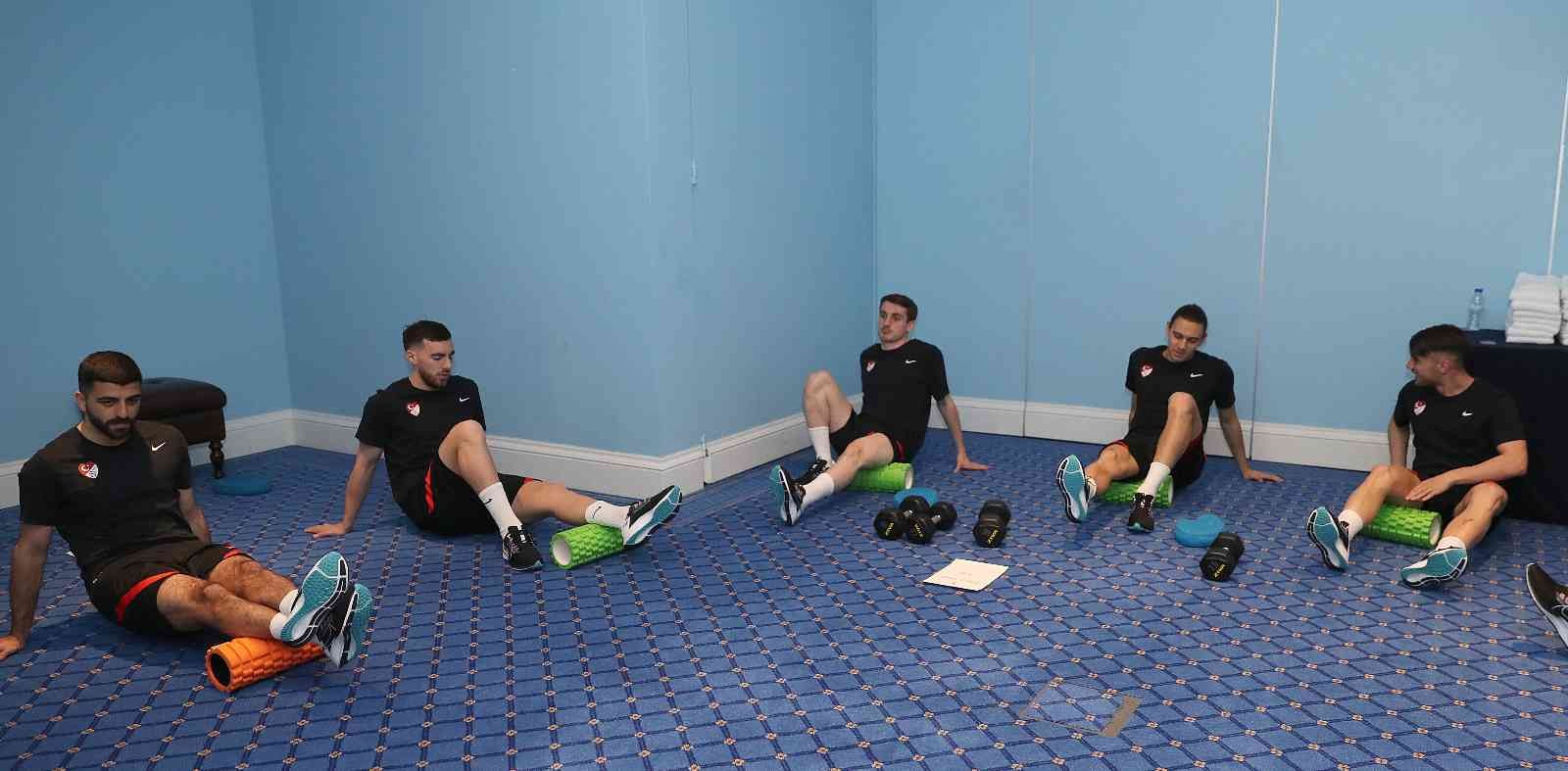 A Milli Takım salonda çalıştı A Milli Futbol Takımı, 2022 FIFA Dünya Kupası Avrupa Elemeleri play-off yarı final maçında karşılaşacağı Portekiz maçı hazırlıklarını bugün ...