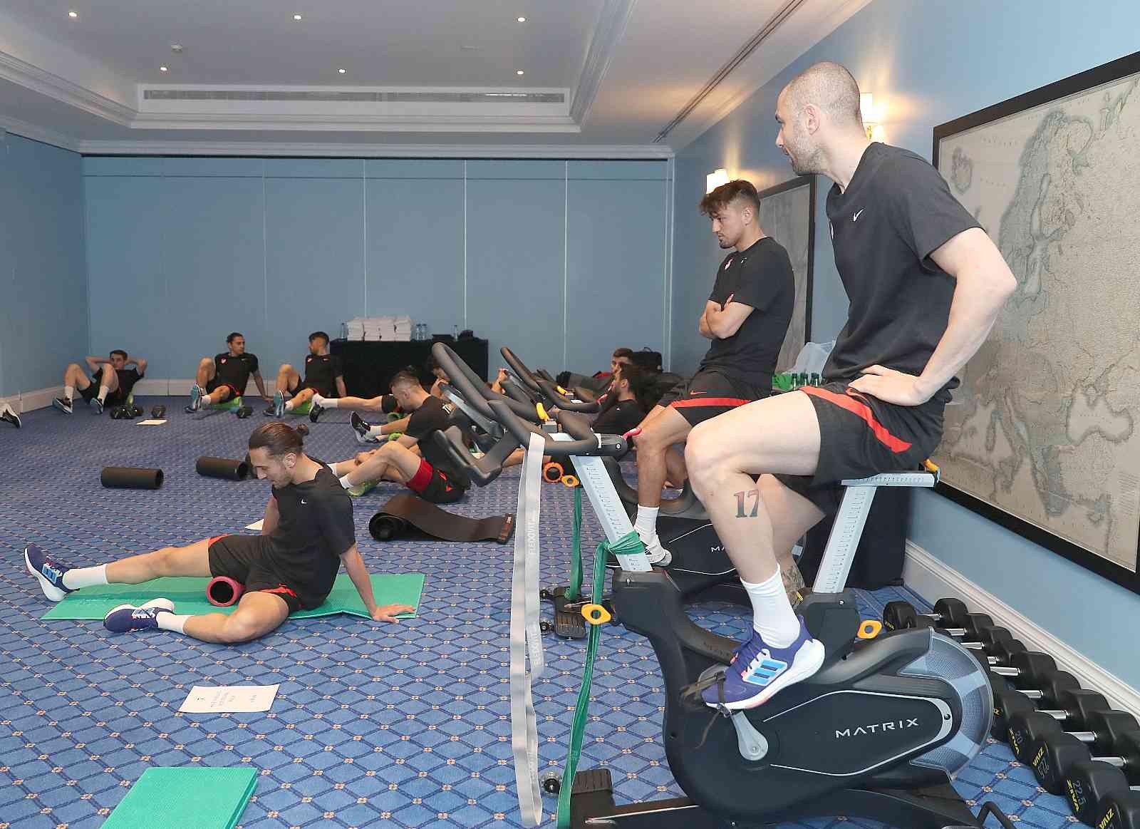 A Milli Takım salonda çalıştı A Milli Futbol Takımı, 2022 FIFA Dünya Kupası Avrupa Elemeleri play-off yarı final maçında karşılaşacağı Portekiz maçı hazırlıklarını bugün ...