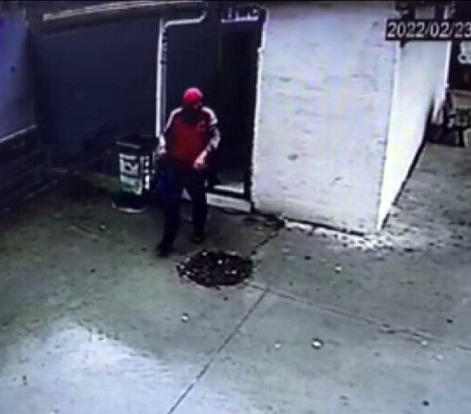 Abdest alan vatandaşın çantasını çaldı Güngören’de cami şadırvanından bir vatandaşa ait olan ve içerisinde 10 bin TL ile bin 500 dolar bulunan çantayı çalan hırsız güvenlik kameraları ...