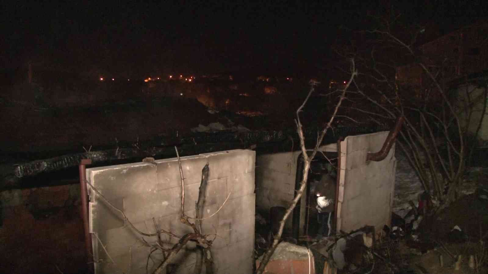 İstanbul Beykoz’da gece saat 02.00 sıralarında ahırda çıkan yangında 8’i büyükbaş, 10 hayvan telef oldu. Yangının ardından ahır kullanılmaz hale ...