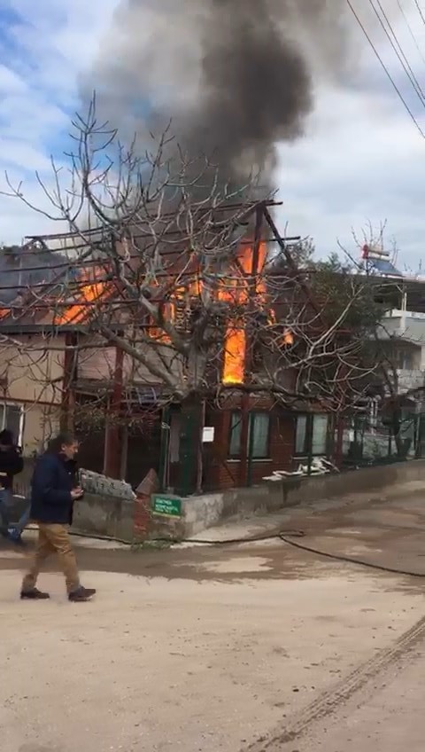 Ahşap ev alevlere teslim oldu Bursa’da iki katlı ahşap ev, çıkan yangında kullanılamaz hale geldi. O anlar saniye saniye kaydedildi. Olay, Gemlik ilçesine bağlı Kurşunlu ...