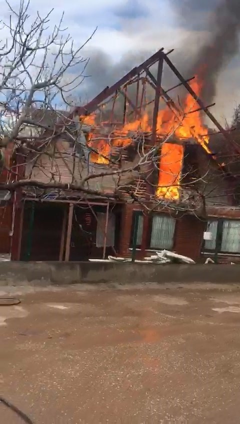 Ahşap ev alevlere teslim oldu Bursa’da iki katlı ahşap ev, çıkan yangında kullanılamaz hale geldi. O anlar saniye saniye kaydedildi. Olay, Gemlik ilçesine bağlı Kurşunlu ...