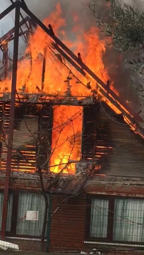 Ahşap ev alevlere teslim oldu Bursa’da iki katlı ahşap ev, çıkan yangında kullanılamaz hale geldi. O anlar saniye saniye kaydedildi. Olay, Gemlik ilçesine bağlı Kurşunlu ...
