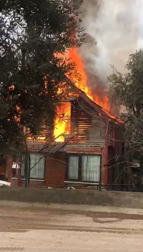 Ahşap ev alevlere teslim oldu Bursa’da iki katlı ahşap ev, çıkan yangında kullanılamaz hale geldi. O anlar saniye saniye kaydedildi. Olay, Gemlik ilçesine bağlı Kurşunlu ...