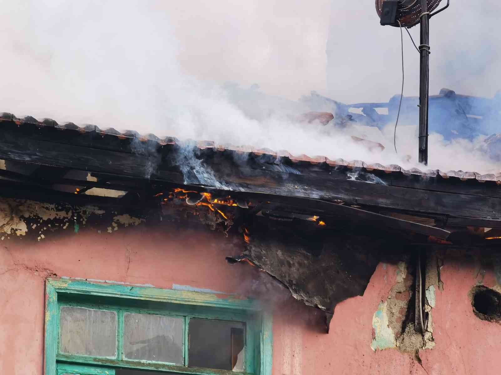 Ahşap evde çıkan yangın mahalle sakinlerini sokağa döktü Bursa’nın İnegöl ilçesinde meydana gelen olayda 2 katlı ahşap bina alev alev yandı. Yangın saat 09.00 sıralarında Orhaniye mahallesi Mesudiye ...