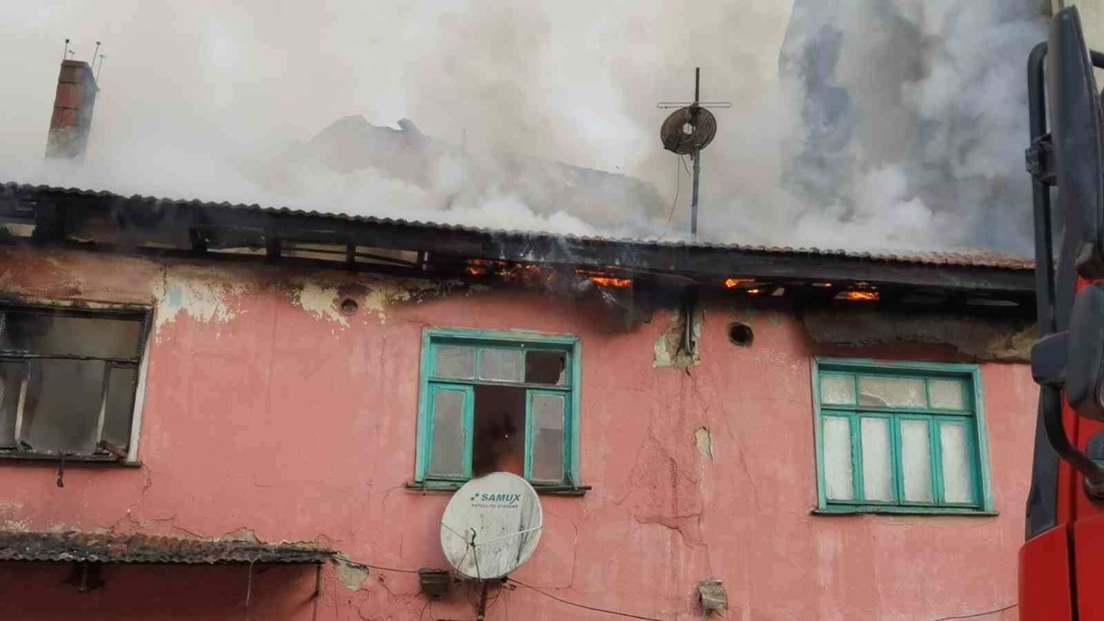 Ahşap evde çıkan yangın mahalle sakinlerini sokağa döktü Bursa’nın İnegöl ilçesinde meydana gelen olayda 2 katlı ahşap bina alev alev yandı. Yangın saat 09.00 sıralarında Orhaniye mahallesi Mesudiye ...
