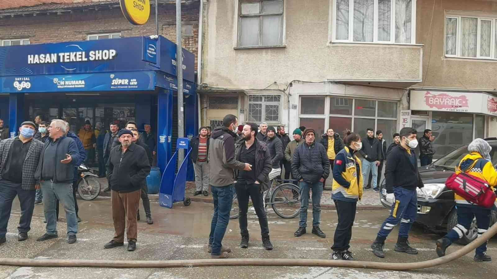 Ahşap evde çıkan yangın mahalle sakinlerini sokağa döktü Bursa’nın İnegöl ilçesinde meydana gelen olayda 2 katlı ahşap bina alev alev yandı. Yangın saat 09.00 sıralarında Orhaniye mahallesi Mesudiye ...