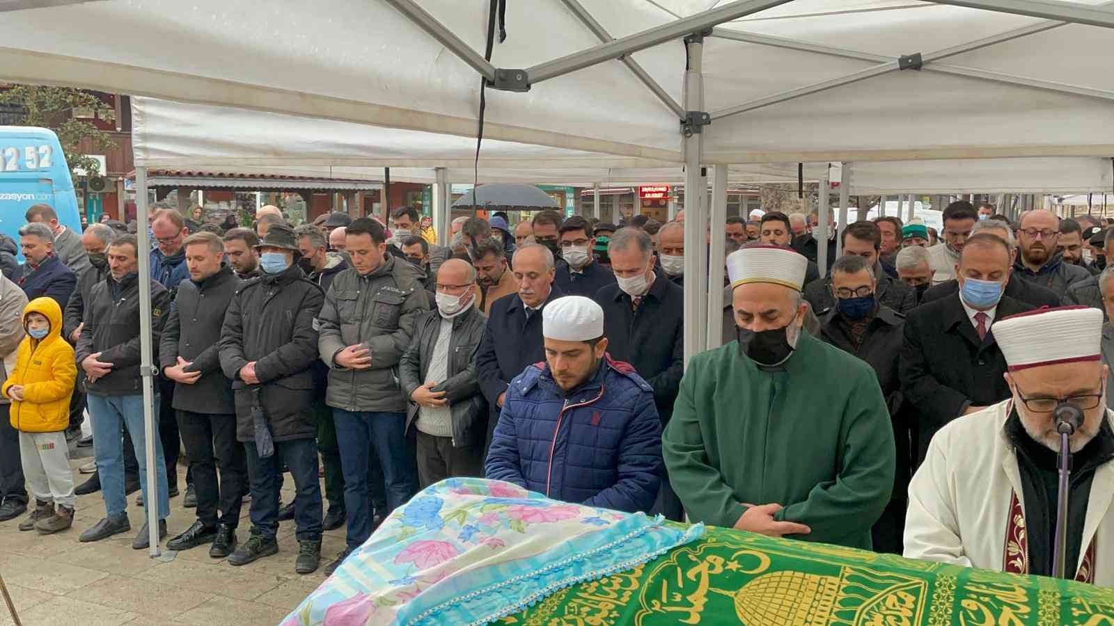 AK Parti MKYK Üyesi Salman’ın acı günü AK Parti MKYK üyesi ve Bursa İl eski Başkanı Ayhan Salman’ın annesi Gülten Salman (80) vefat etti. Merhumenin cenazesi İshakpaşa Camii’nde ikindi ...