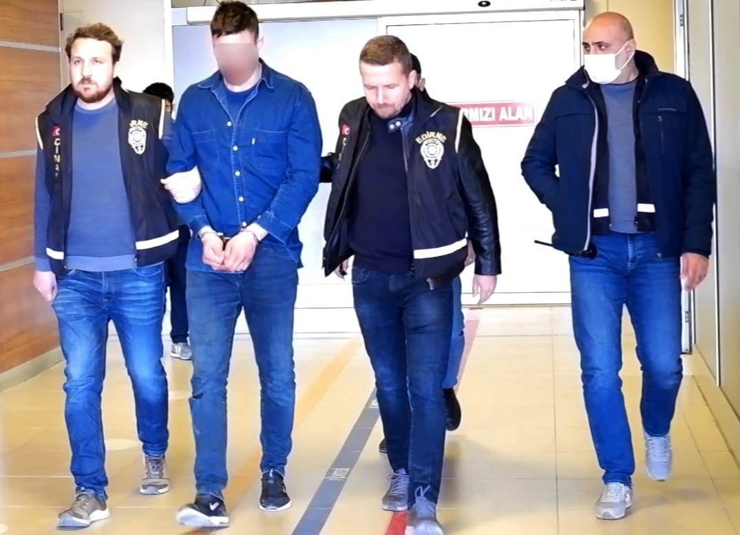 Akıl almaz olayda ‘Her suçlu suç mahalline geri döner’ sözü gerçek oldu Edirne’de büfede istediği sigarayı bulamayınca sinirlenip büfe sahibini bıçakla ağır yaralayan şüpheli, saatler sonra olay yerini birkaç metre ...