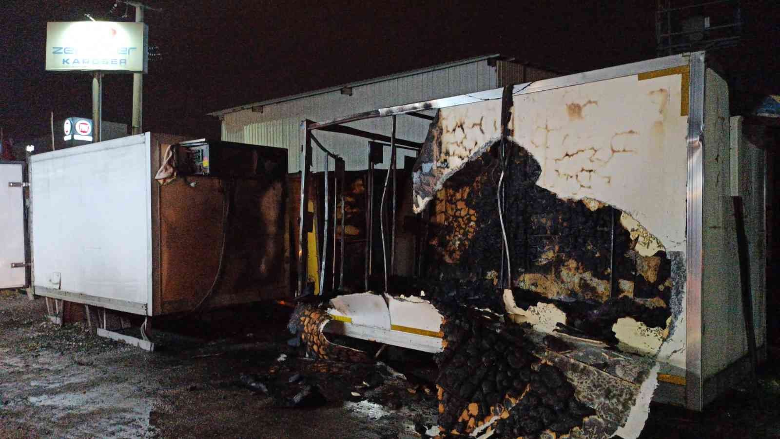 Alev alev yanan karoserler itfaiyenin müdahalesiyle söndürüldü Sakarya’nın Arifiye ilçesinde araç kasa üretimi yapan firmada bulunan karoserler alev alev yandı. İtfaiye müdahalesiyle söndürülen yangında maddi ...