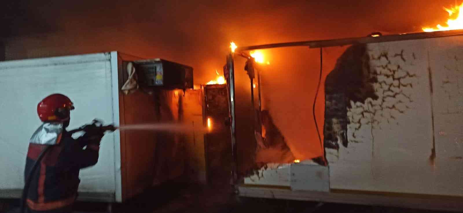 Alev alev yanan karoserler itfaiyenin müdahalesiyle söndürüldü Sakarya’nın Arifiye ilçesinde araç kasa üretimi yapan firmada bulunan karoserler alev alev yandı. İtfaiye müdahalesiyle söndürülen yangında maddi ...