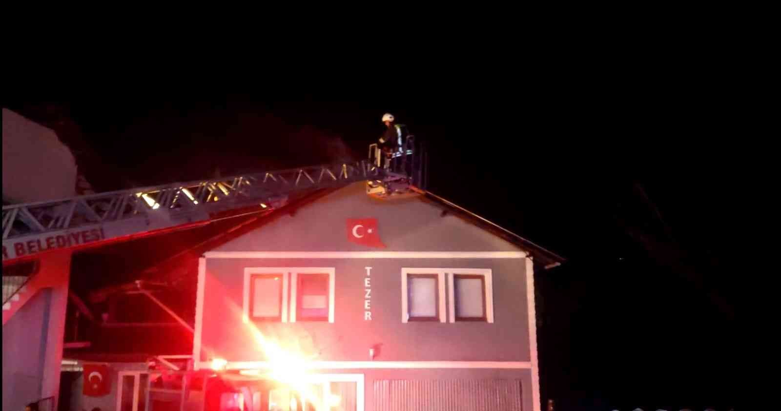 Alevlere teslim olan evinin söndürme çalışmalarını gözyaşlarıyla izledi KOCAELİ(İHA) – Kocaeli’nin Gölcük ilçesinde 2 katlı evin çatısında çıkan yangın paniğe sebep oldu. Evlerinin alevler içerisinde kaldığını gören ...